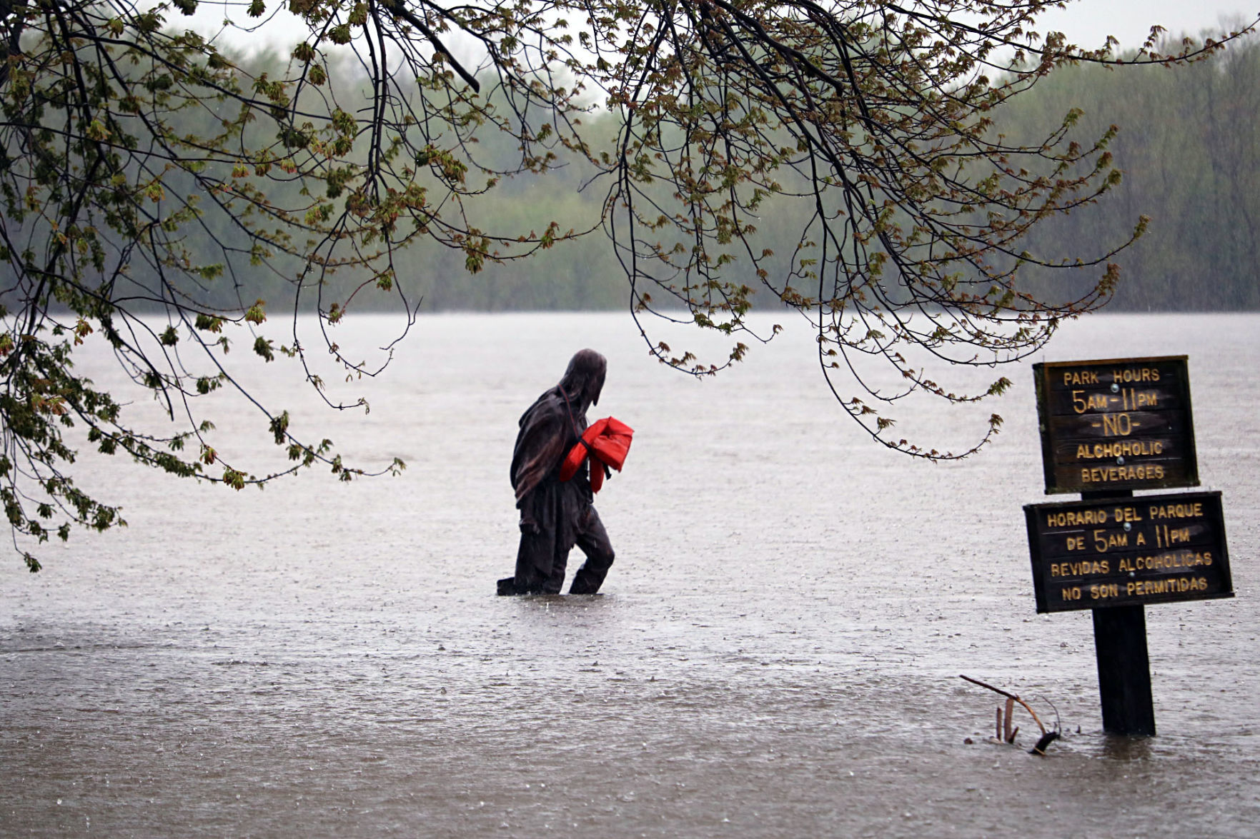mississippi statue flood.jpg